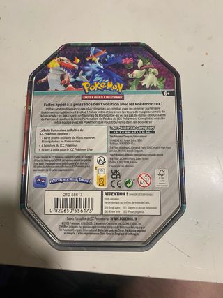Caja Pokémon con cartas doradas VMAX