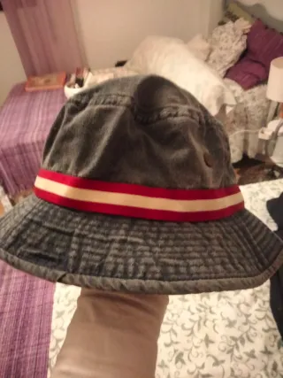 Gorro de playa gris con banda roja