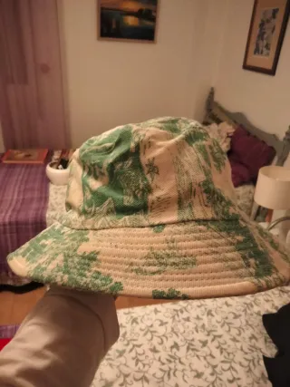 Gorro de playa gris con banda roja