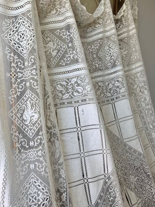 Antigua colcha encaje en mal estado