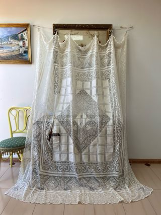 Antigua colcha encaje en mal estado