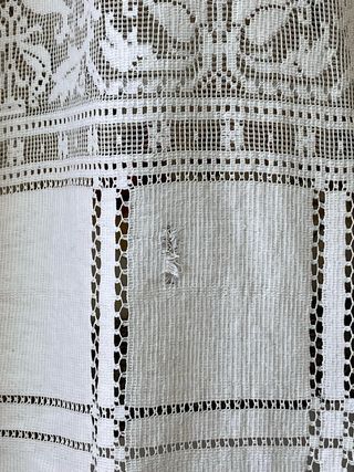 Antigua colcha encaje en mal estado