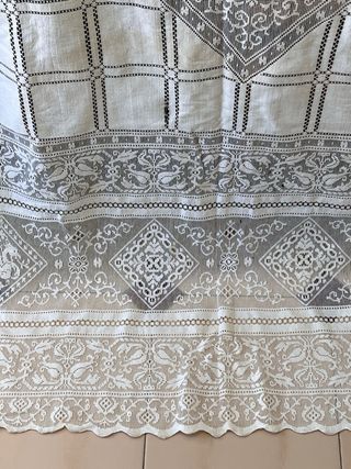 Antigua colcha encaje en mal estado