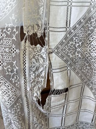 Antigua colcha encaje en mal estado