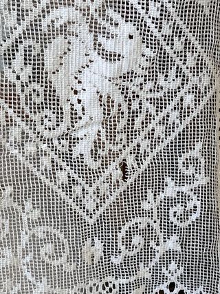 Antigua colcha encaje en mal estado