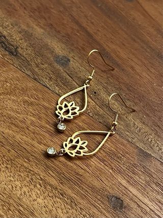 Pendientes Flor de Loto Acero Inox Dorado