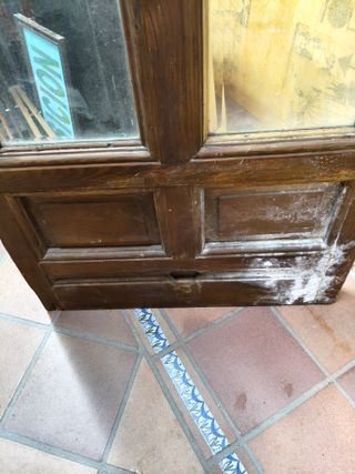 Puerta antigua de madera con cristal