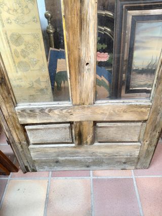 Puerta antigua de madera con cristal