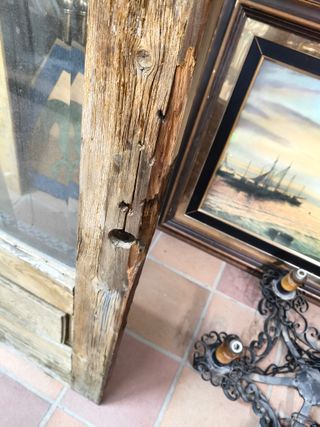 Puerta antigua de madera con cristal