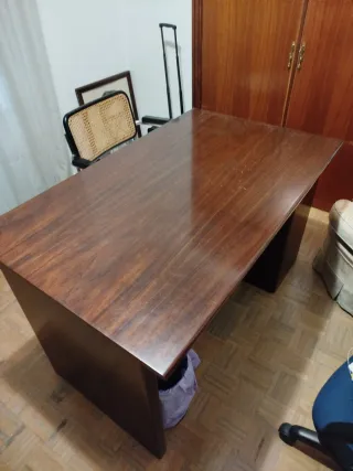Mesa de escritorio de madera