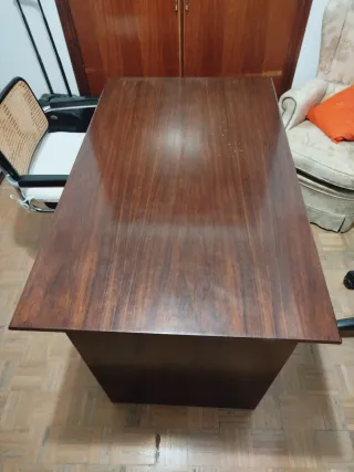 Mesa de escritorio de madera