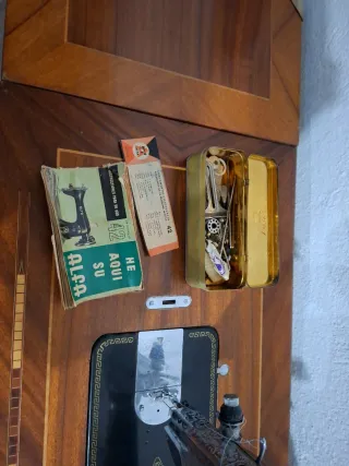 Máquina de coser Alfa antigua con mesa. Modelo 42