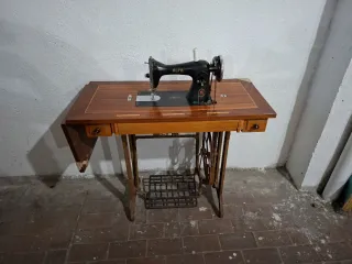 Máquina de coser Alfa antigua con mesa. Modelo 42
