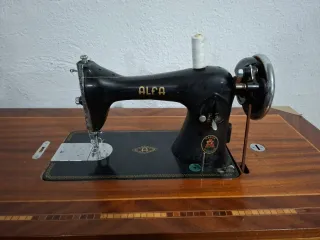 Máquina de coser Alfa antigua con mesa. Modelo 42