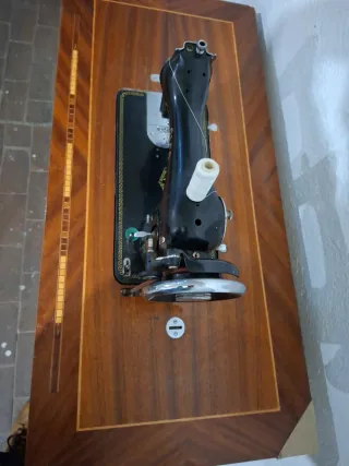 Máquina de coser Alfa antigua con mesa. Modelo 42