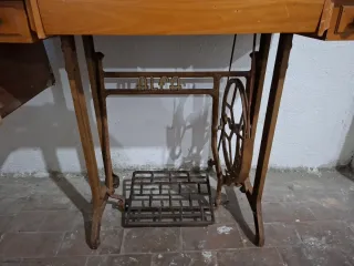 Máquina de coser Alfa antigua con mesa. Modelo 42