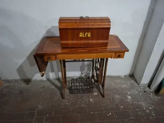 Máquina de coser Alfa antigua con mesa. Modelo 42