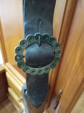 Esquila grande de cuero