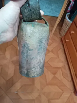 Esquila grande de cuero