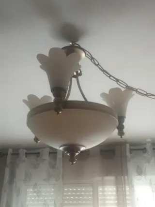 Lámpara de salón dorada y blanca