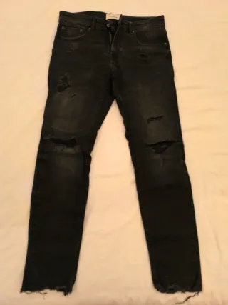 Pantalón Pull&Bear negro roto Talla L