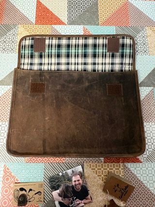 Funda portátil ,porta documentos Gusti cuero