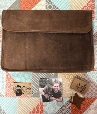 Funda portátil ,porta documentos Gusti cuero
