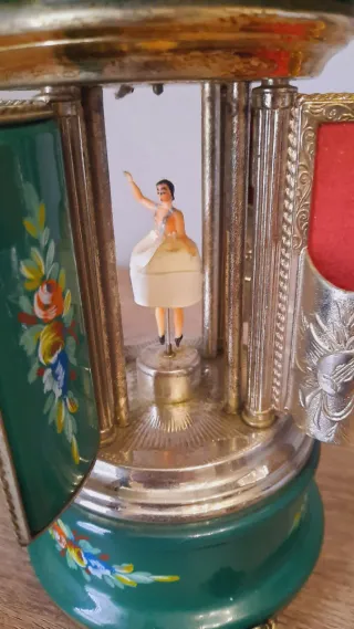 Carillon portacenere con ballerina leggi!!