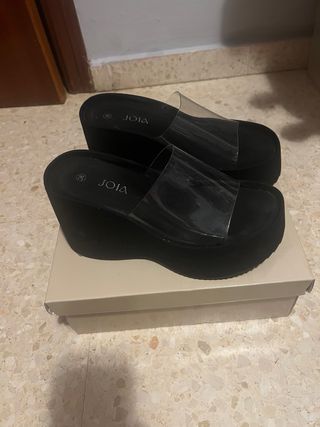 Sandalias cuña negras transparentes