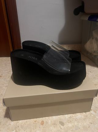 Sandalias cuña negras transparentes