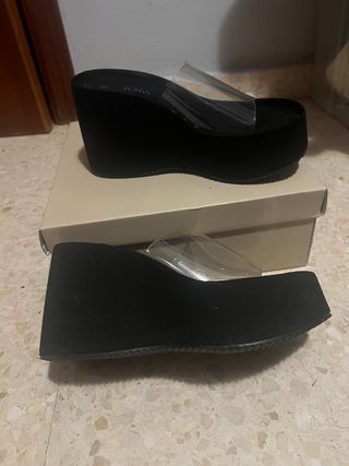Sandalias cuña negras transparentes