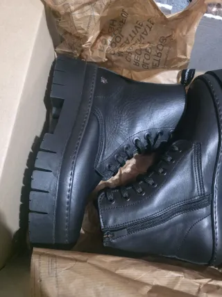 Botas negras Talla 39 nuevas a entrar  me va grand