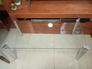 Mesita de cristal y metal