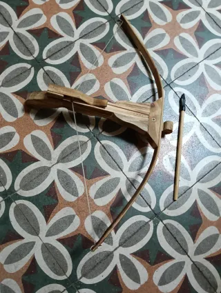 Ballesta de madera hecha a mano.