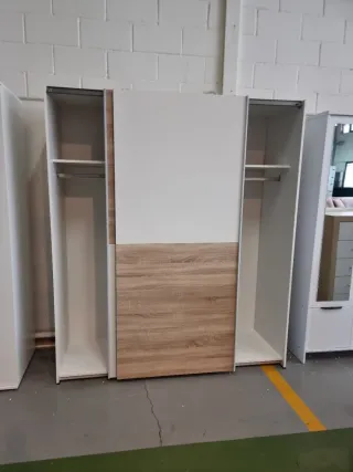 Armario puertas correderas madera y blanco