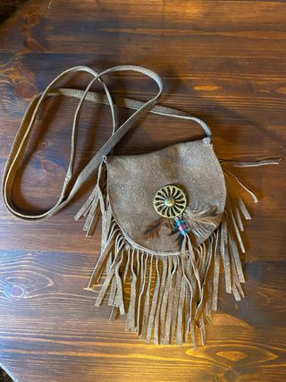 Bolso de ante con flecos y adorno