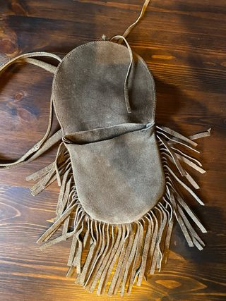 Bolso de ante con flecos y adorno