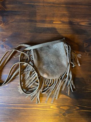 Bolso de ante con flecos y adorno