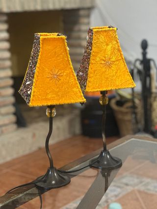 Lámparas de mesilla decoradas de forja.