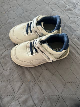 Deportivas bebé talla 21