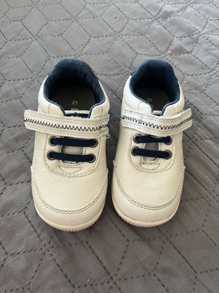 Deportivas bebé talla 21