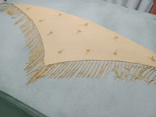 Mantón Bordado Flores Dorado Beige