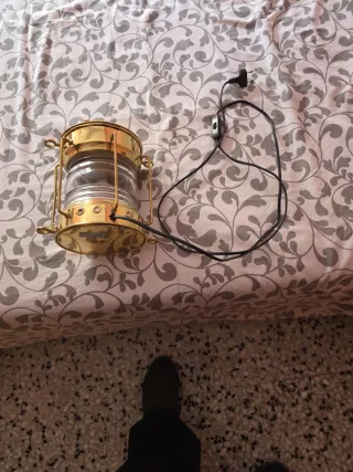 Lámpara estilo barco dorada