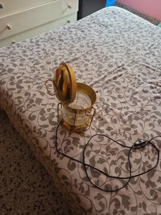 Lámpara estilo barco dorada