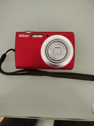 Cámara Digital Nikon Coolpix S203 Roja