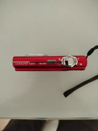 Cámara Digital Nikon Coolpix S203 Roja