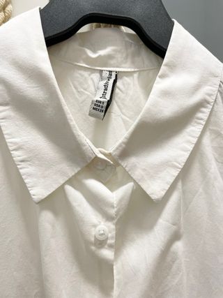 Blusa blanca larga con parche corona