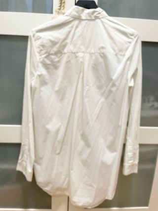 Blusa blanca larga con parche corona