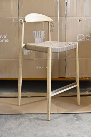 Sgabello Nina Kave Home legno e rattan