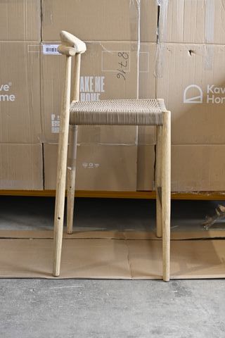 Sgabello Nina Kave Home legno e rattan